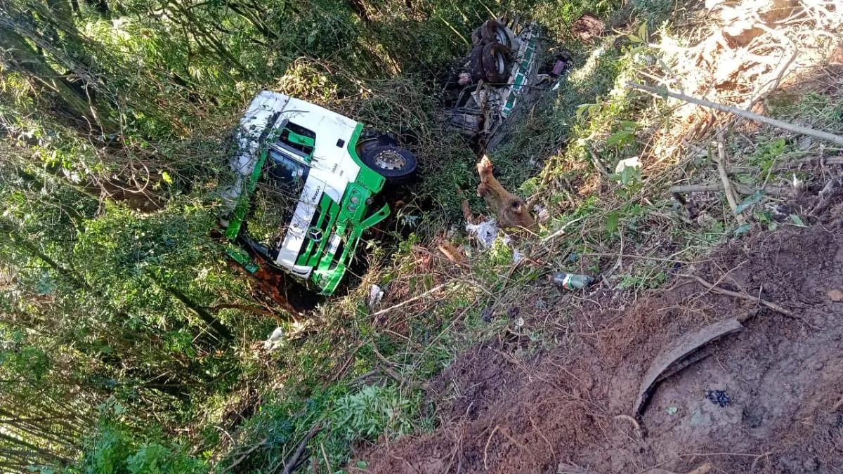 Caminhão carregado com bebidas sai da pista e capota na BR-282 em Joaçaba