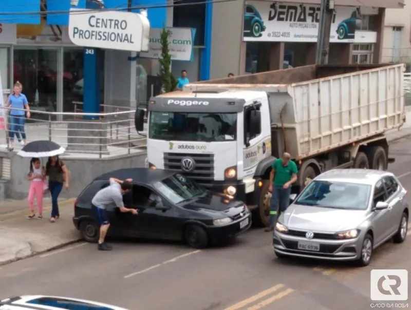 Condutora provoca acidente ao deixar estacionamento em Joaçaba