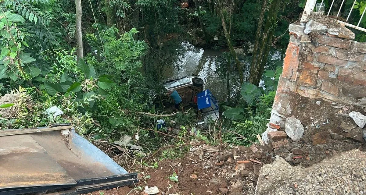 Homem fica ferido após cair com veículo em riacho de Luzerna