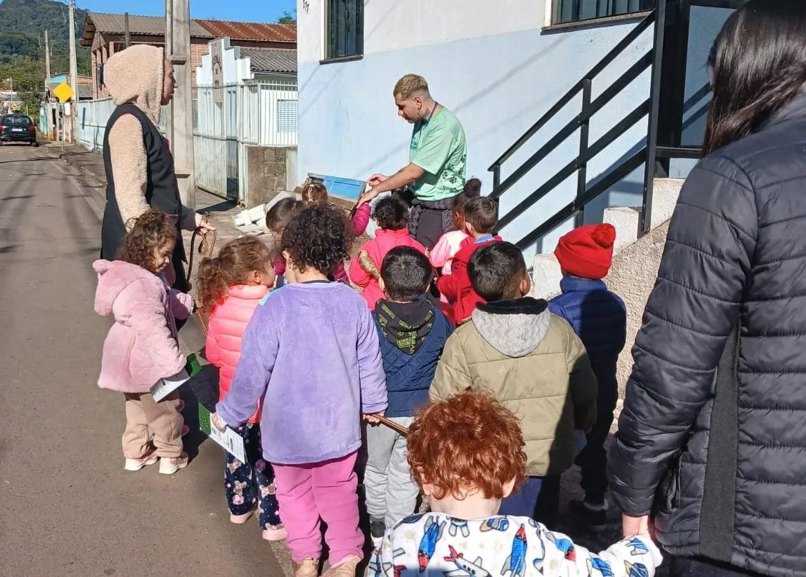Vigilância e Equipe de Creche unem forças para divulgar projeto Papo Bom Pra Cachorro