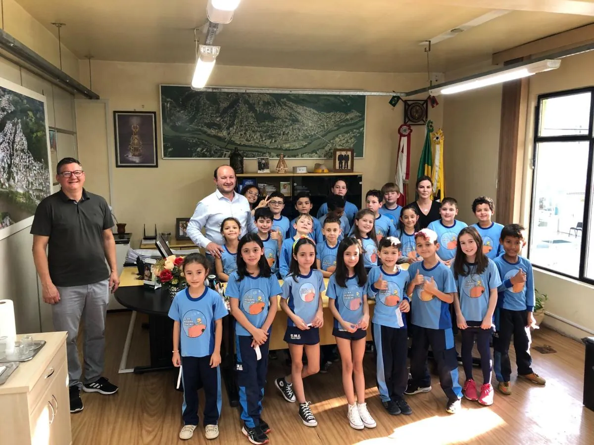 Alunos do 3º ano do C.M.E. Pequeno Príncipe visitam a Prefeitura de Herval d’Oeste