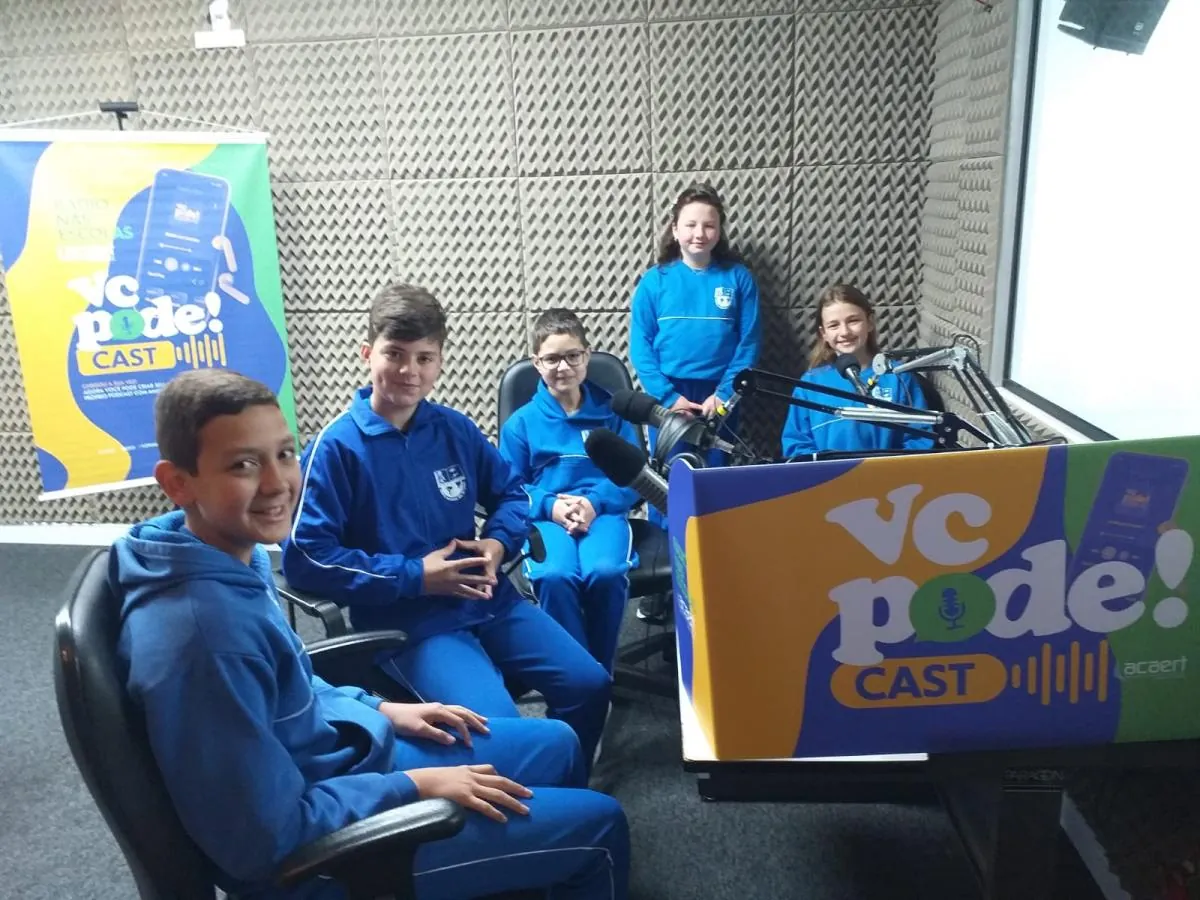 Alunos do Grupo Escolar Municipal Nossa Senhora de Fátima gravam podcast na Rádio Líder