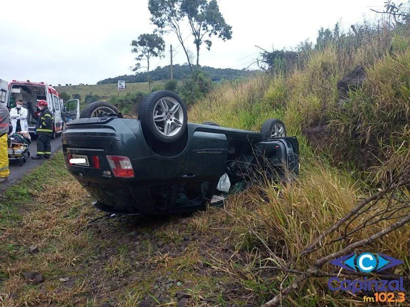 Mulher fica ferida após veículo sair da pista e se chocar em barranco na BR-282