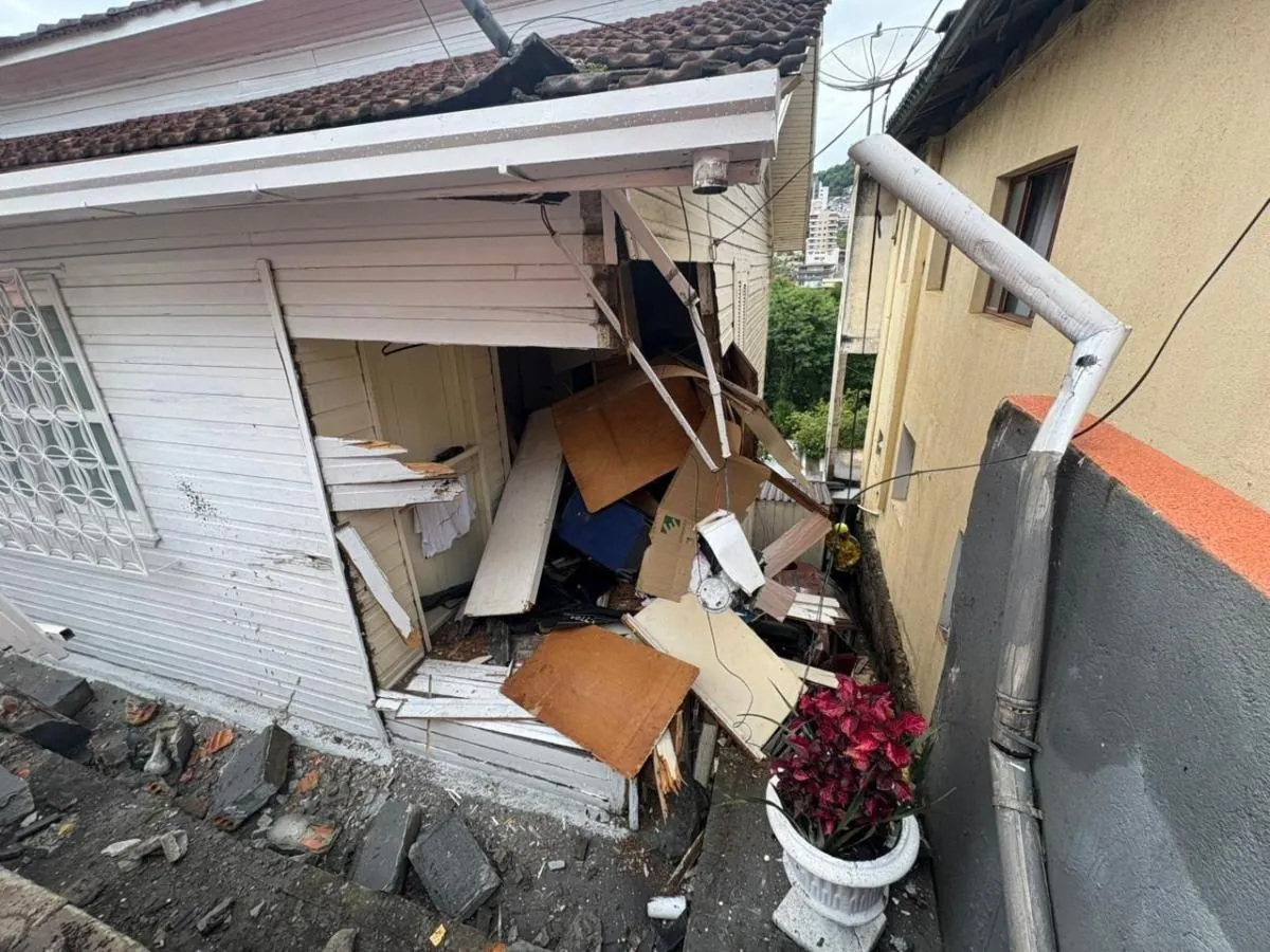 Motorista perde a direção de veículo e colide em casa no centro de Joaçaba