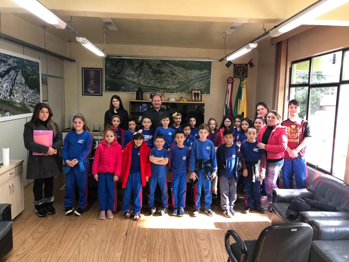 Alunos do 3º ano da Escola Estação Luzerna visitam a Prefeitura