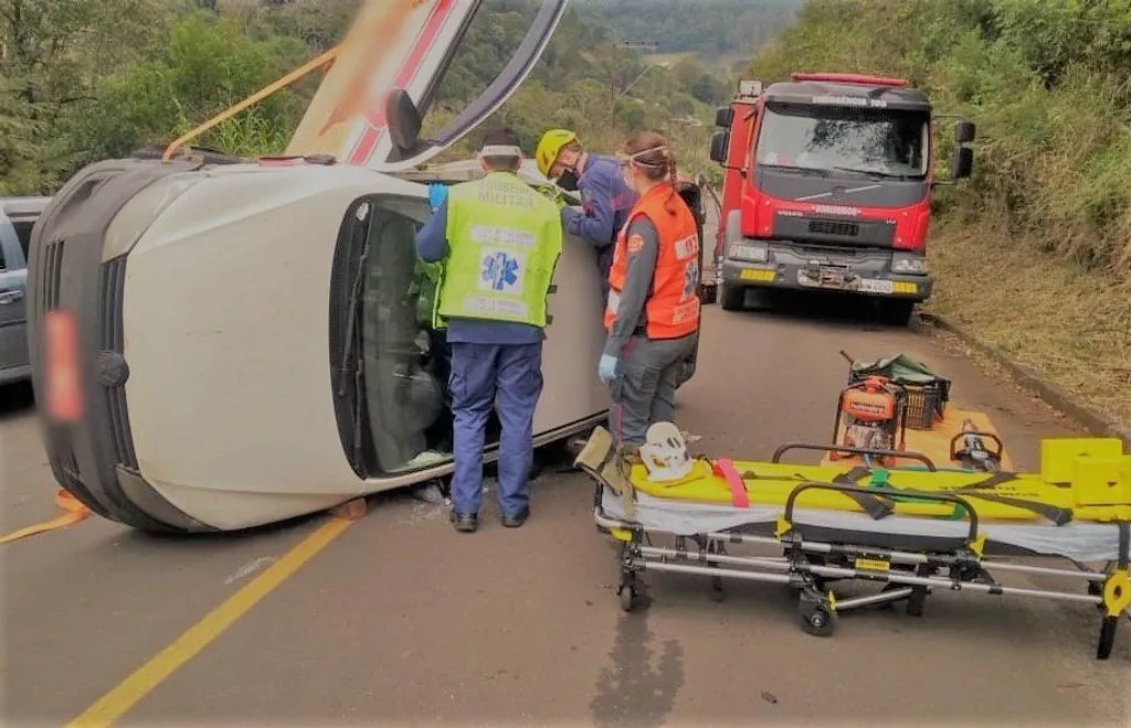 Bombeiros resgatam motorista que ficou preso no veículo após acidente em Joaçaba