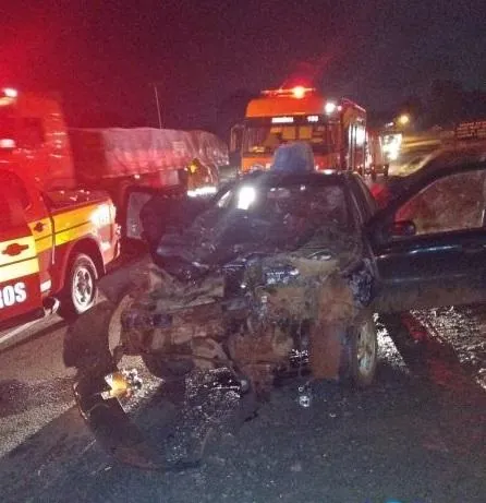 Colisão frontal entre caminhão e veículo de passeio deixa dois feridos na BR-470