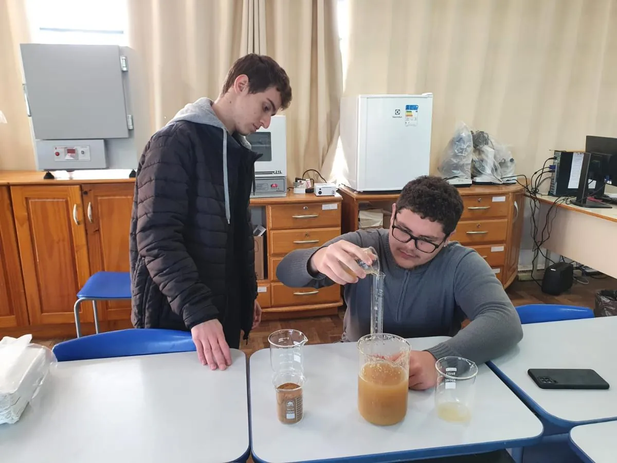 Escola de Água Doce produz biofilme com resíduos da goiaba como alternativa ao plástico