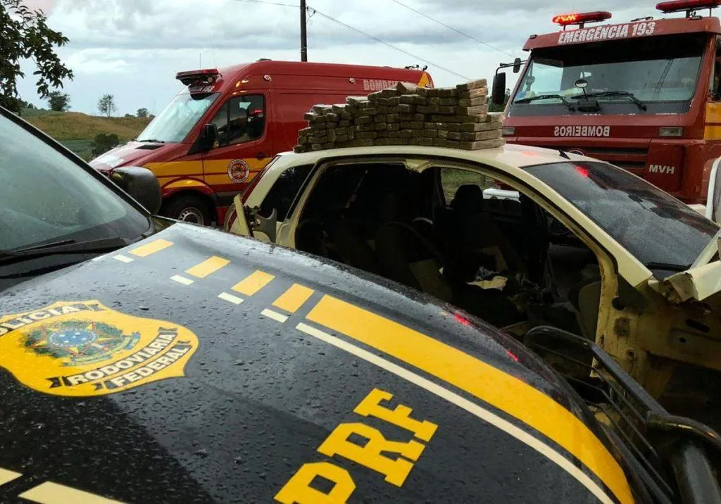 PRF apreende 54 kg de maconha escondidos em automóvel na BR 282