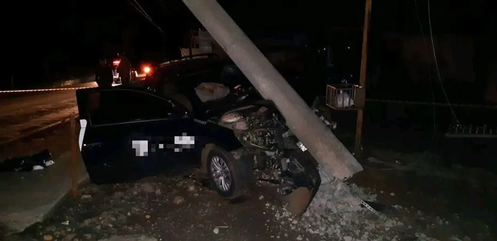 Veículo sai da pista e atinge poste da rede elétrica em Capinzal
