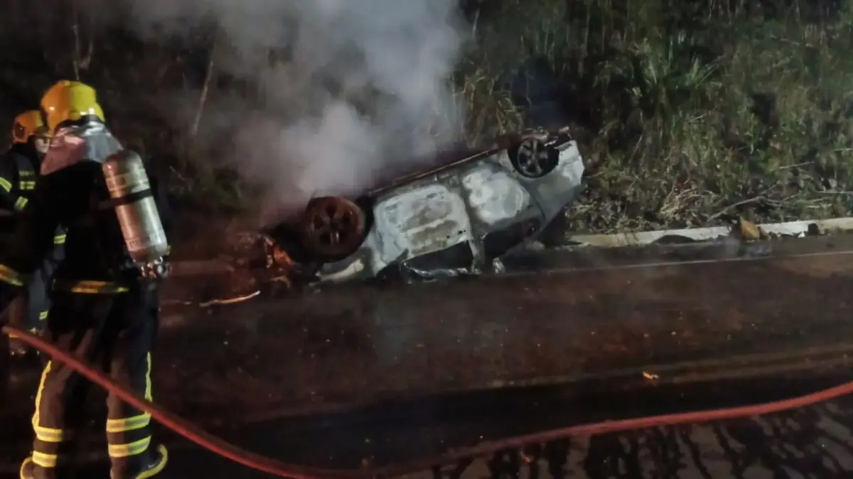 Carro atinge pedra, motorista perde o controle da direção e veículo pega fogo na SC-120 em Lebon Régis