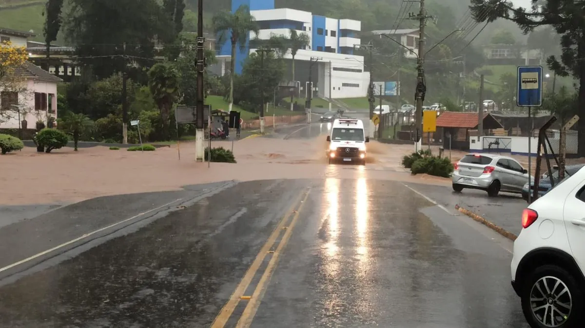 Riacho transborda e alaga Avenida Caetano Natal Branco
