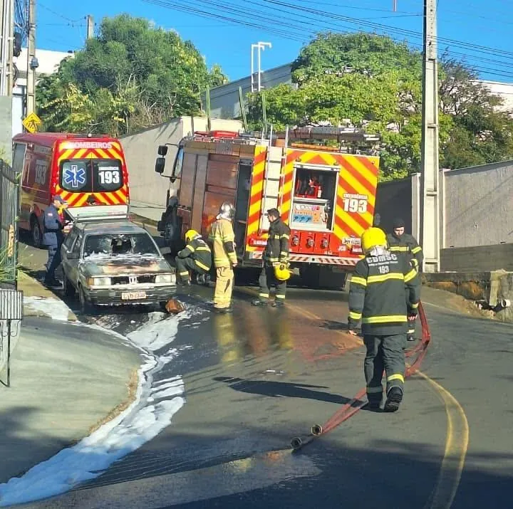 Veículo pega fogo em Joaçaba