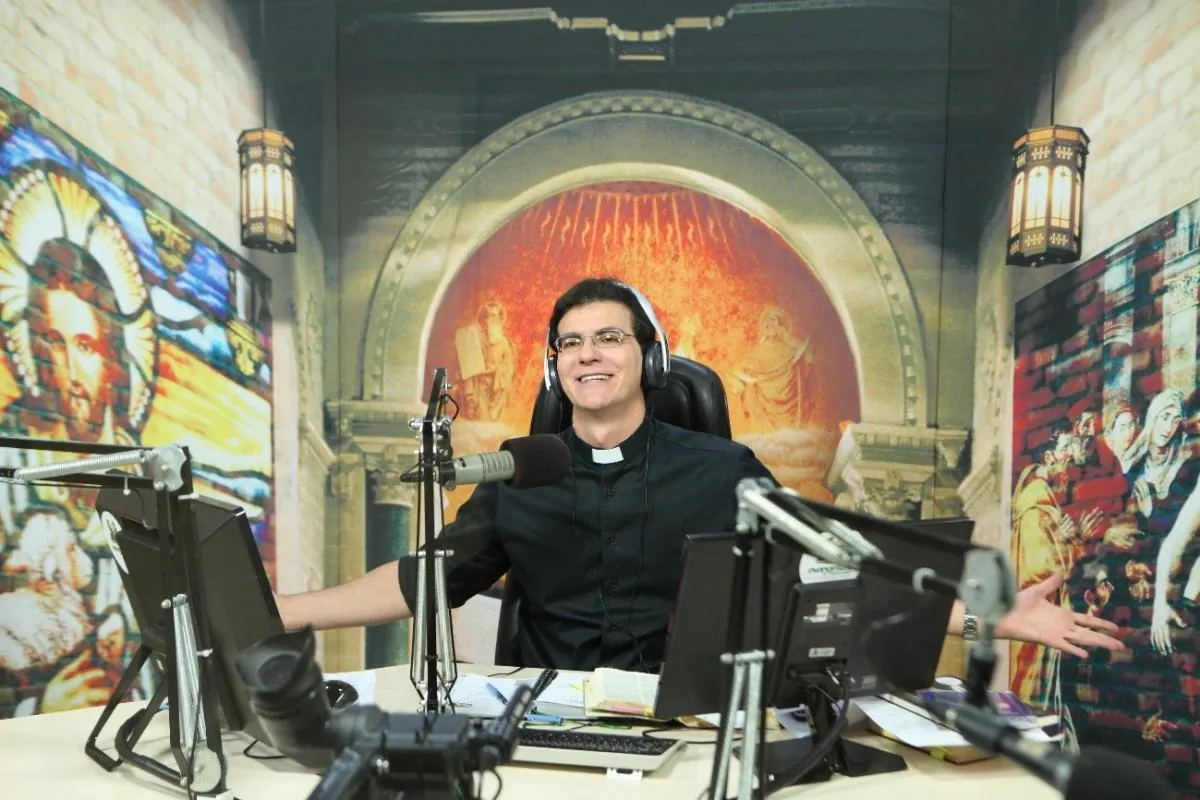Padre Reginaldo Manzotti, campeão de audiência no rádio, completa duas décadas no ar
