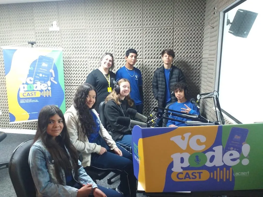 Alunos da Escola Cruz e Sousa gravam podcast na Rádio Líder