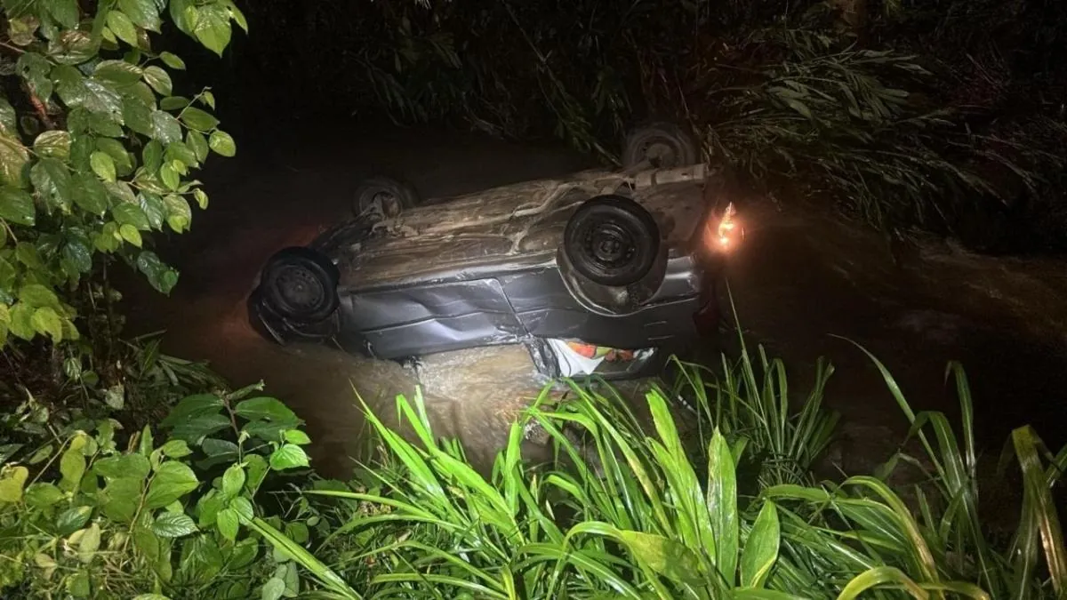 Motorista fica ferido após capotar veículo e cair em riacho em Joaçaba