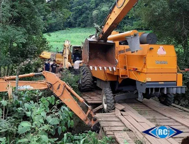 Colheitadeira quase cai de ponte no interior de Ouro