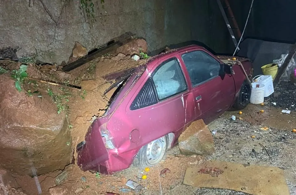 Deslizamento de terra atinge veículo em Joaçaba