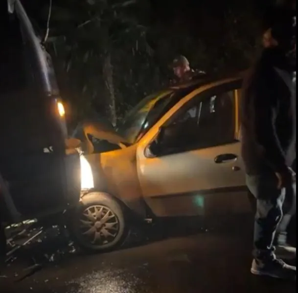 Motorista foge após bater carro de frente com caminhão em Luzerna