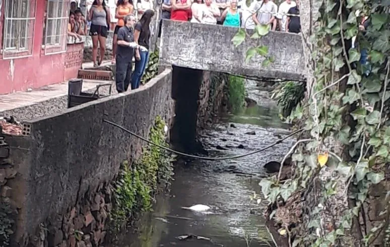 Homem é encontrado morto em córrego