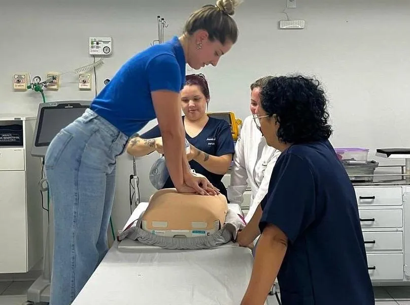Saúde capacita enfermeiros, técnicos em enfermagem e médicos da UPA no suporte básico a vida
