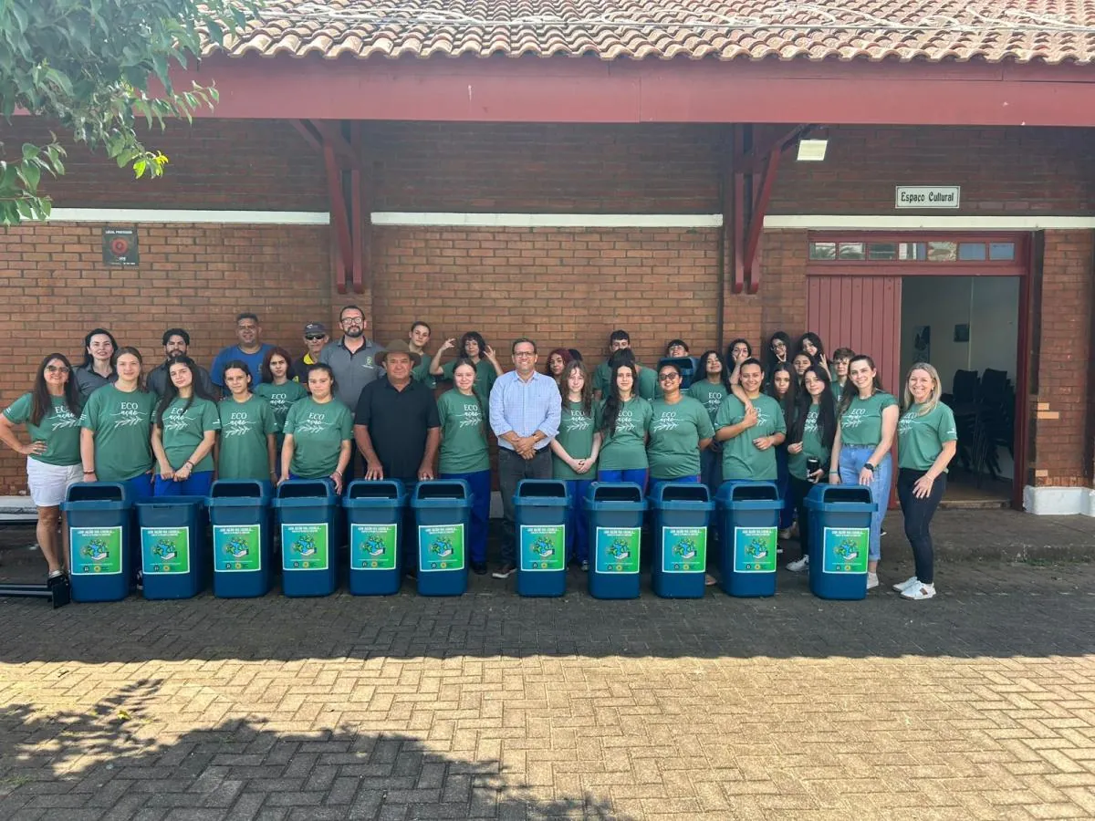 Estudantes do projeto “Eco Ação” auxiliam na instalação de 30 novas lixeiras na área central de Herval d’Oeste