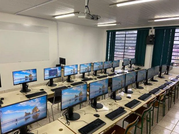 Investimento de R$ 9,18 milhões garante entrega de mais 2.096 computadores a escolas estaduais de SC