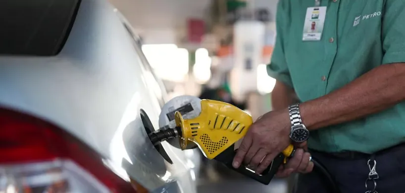Frentista abastece veículo com gasolina (Foto: Amanda Perobelli/Reuters)