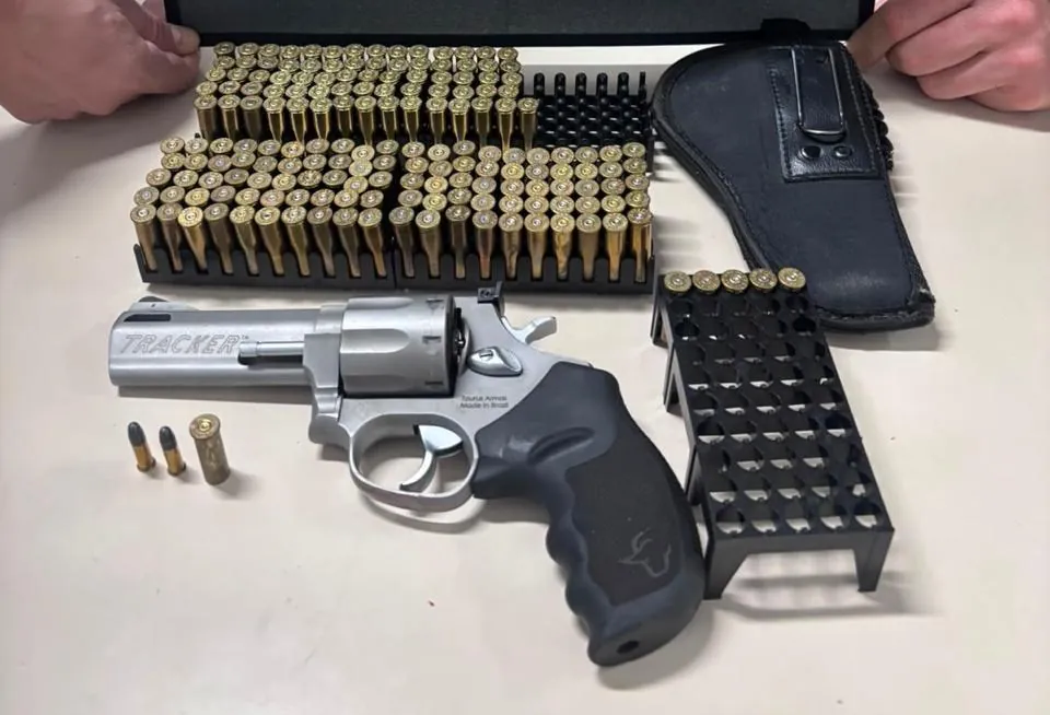Homem é preso após ameaçar com revólver companheira e filho em Joaçaba