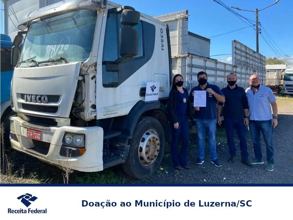 Luzerna recebe um caminhão e quatro veículos apreendidos pela Receita Federal