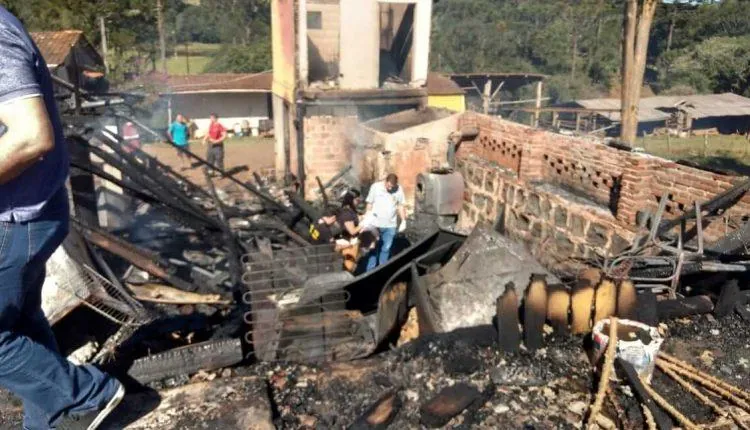 Preso homem que ateou fogo em casa com criança dentro