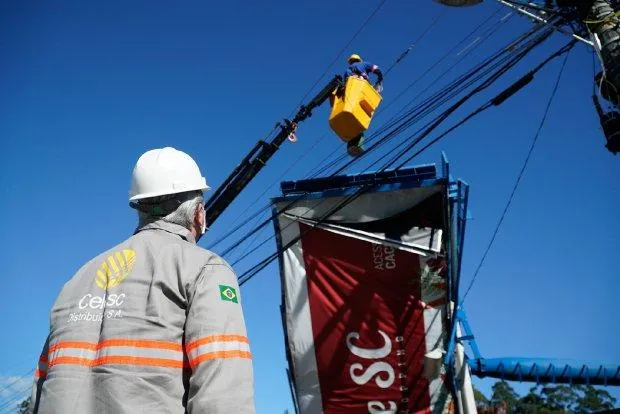 Funcionário da Celesc sofre queimaduras graves após ser eletrocutado