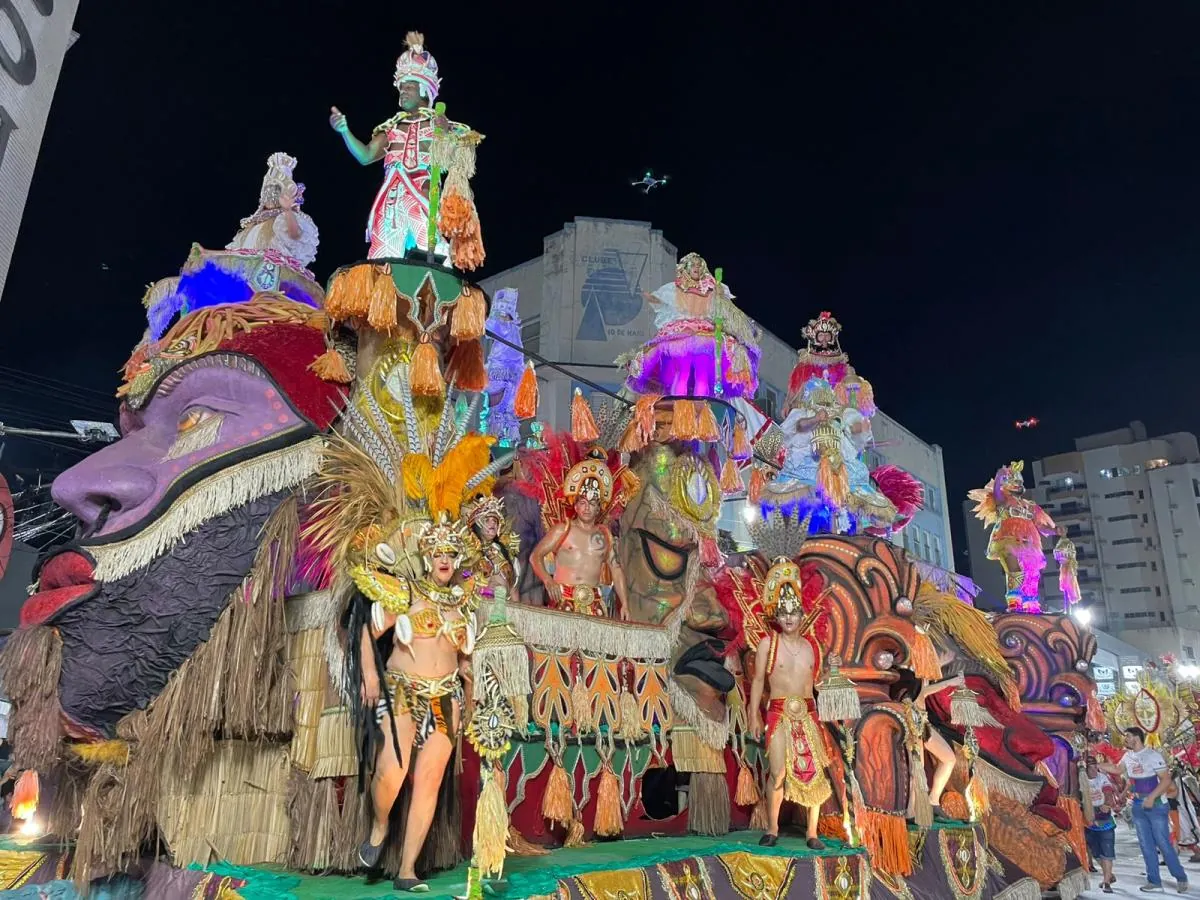Joaçaba realiza primeira noite de desfiles com avenida lotada e espetáculo emocionante