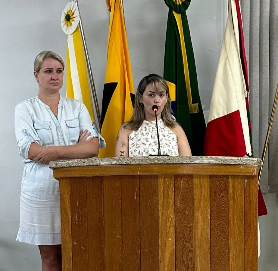 Servidores da Secretaria de Assistência Social de Herval d’Oeste ocuparam a tribuna da Câmara de vereadores do município