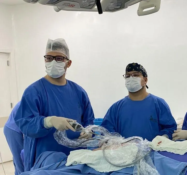 Tumor, pesando mais de cinco quilos, é retirado em cirurgia realizada no HUST