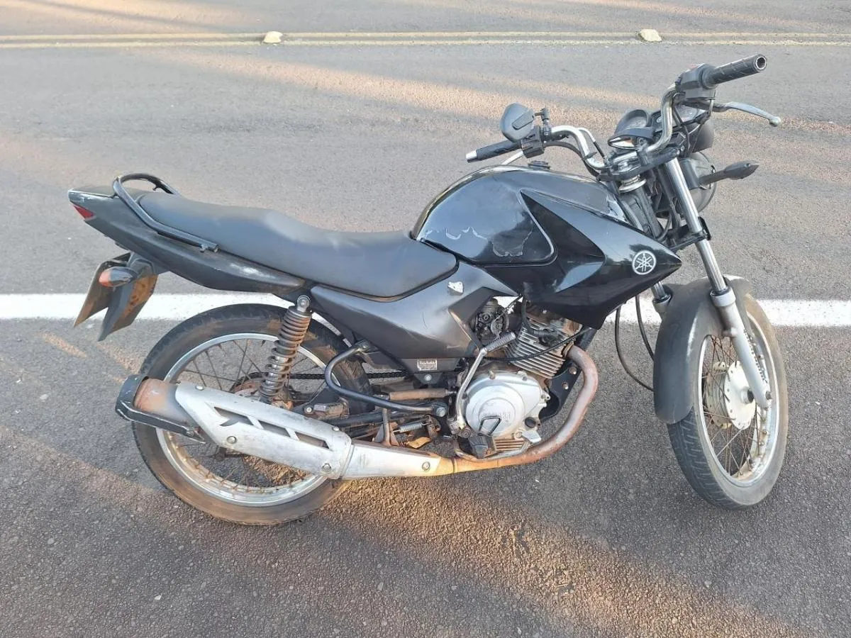 Jovem de 16 anos colide em portão após ser flagrado pilotando motocicleta em Joaçaba