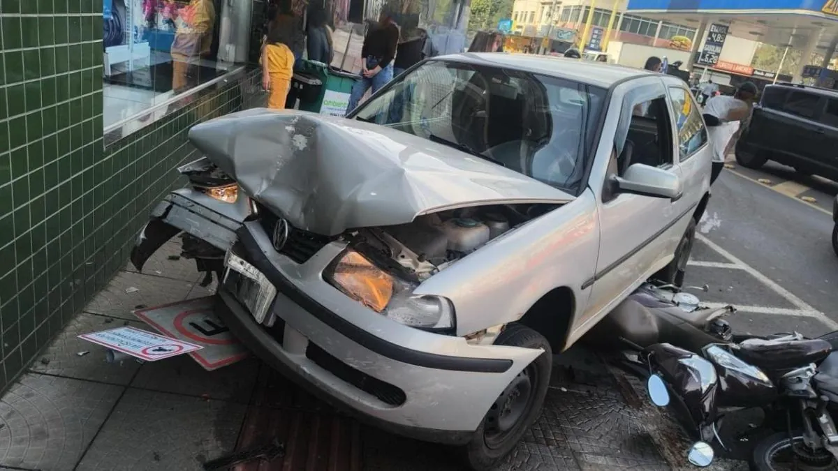 Carro atinge veículo, motos estacionadas e para em cima de calçada no centro de Joaçaba