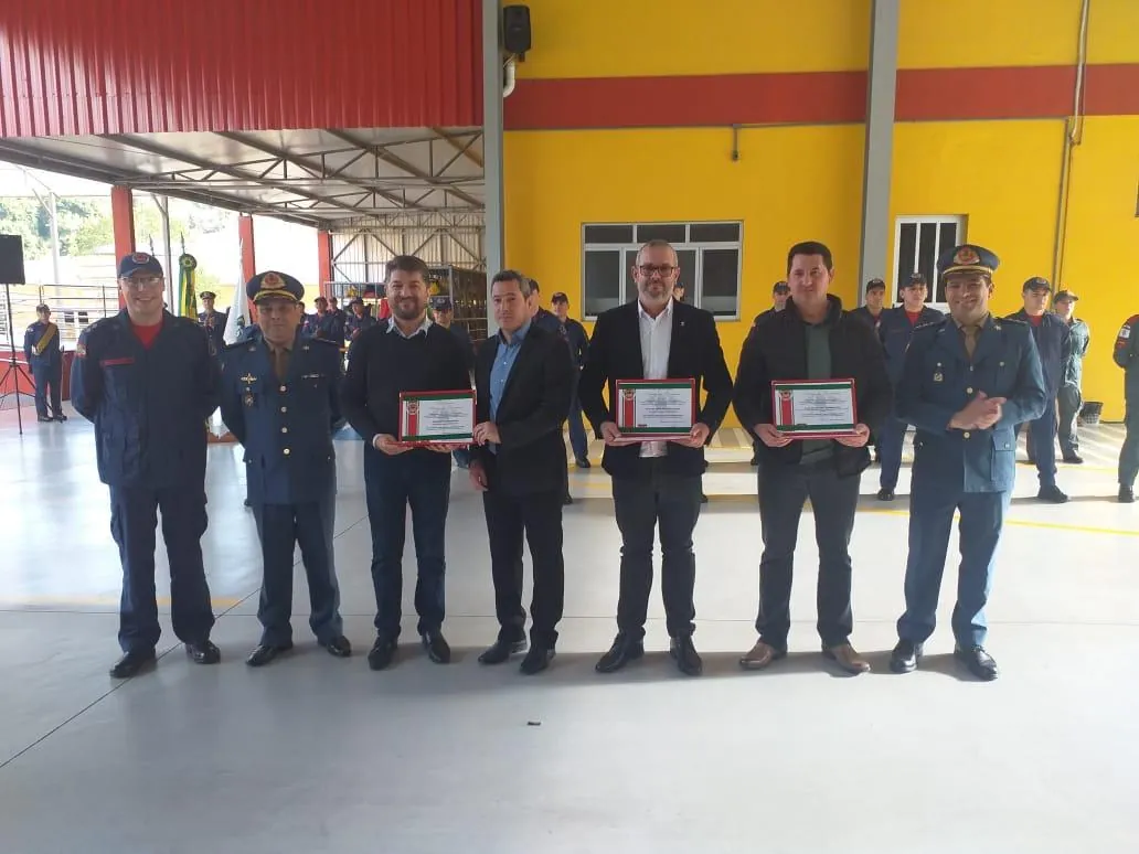Solenidade com promoção de Bombeiros e entrega de equipamentos aconteceu nesta quarta-feira, em Joaçaba