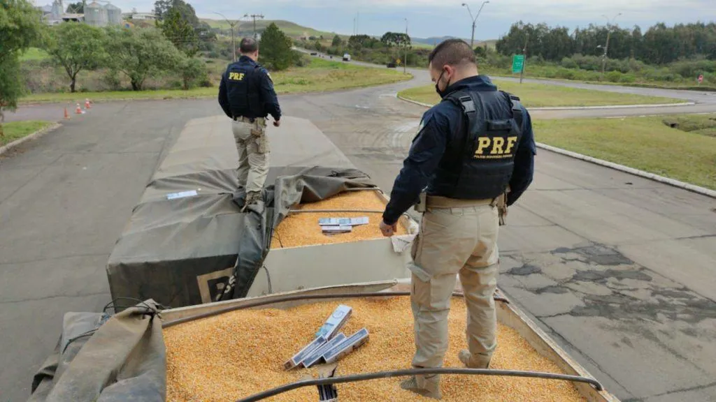 PRF apreende bitrem com 500 mil maços de cigarros contrabandeados do Paraguai escondidos em carga de milho, em Água Doce