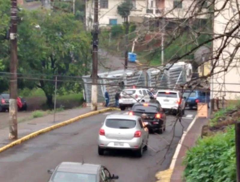Carreta bloqueia trânsito em Herval d´Oeste
