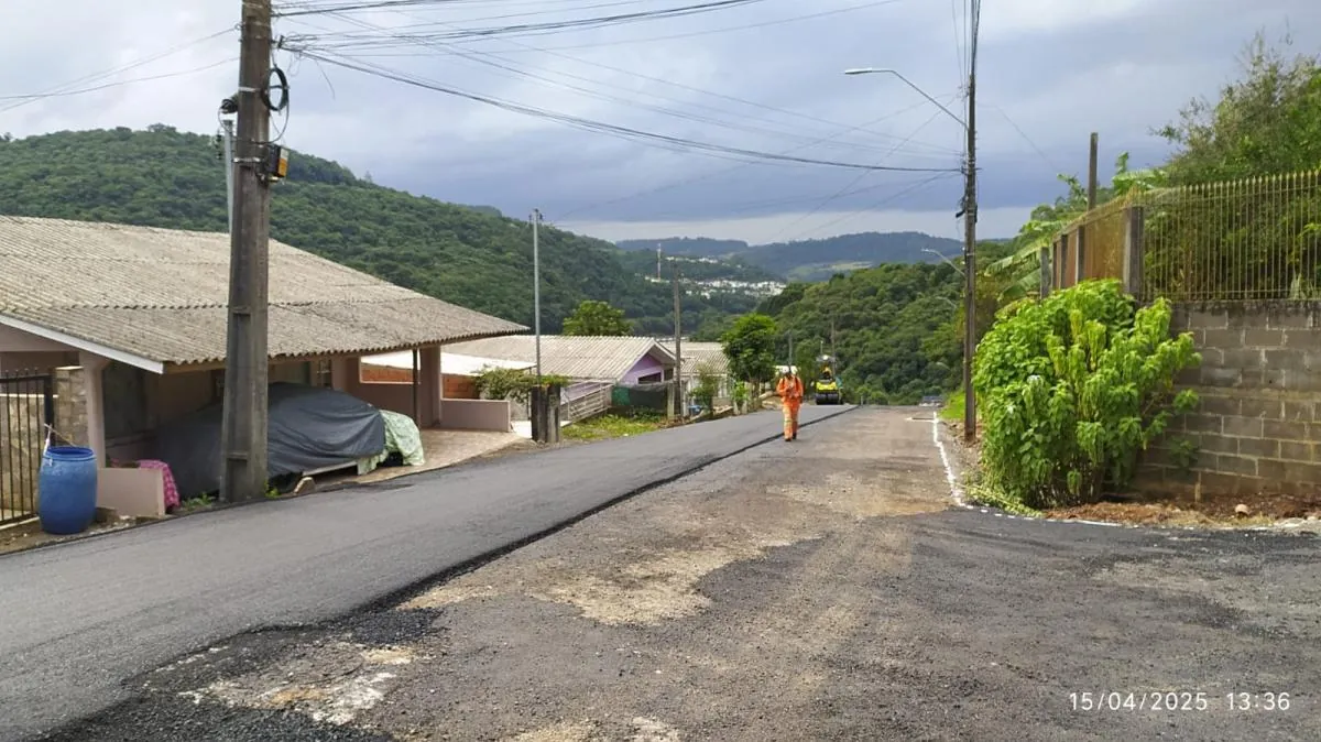 Cinco ruas do Bairro Morada do Sol, em Herval, estão recebendo pavimentação asfáltica