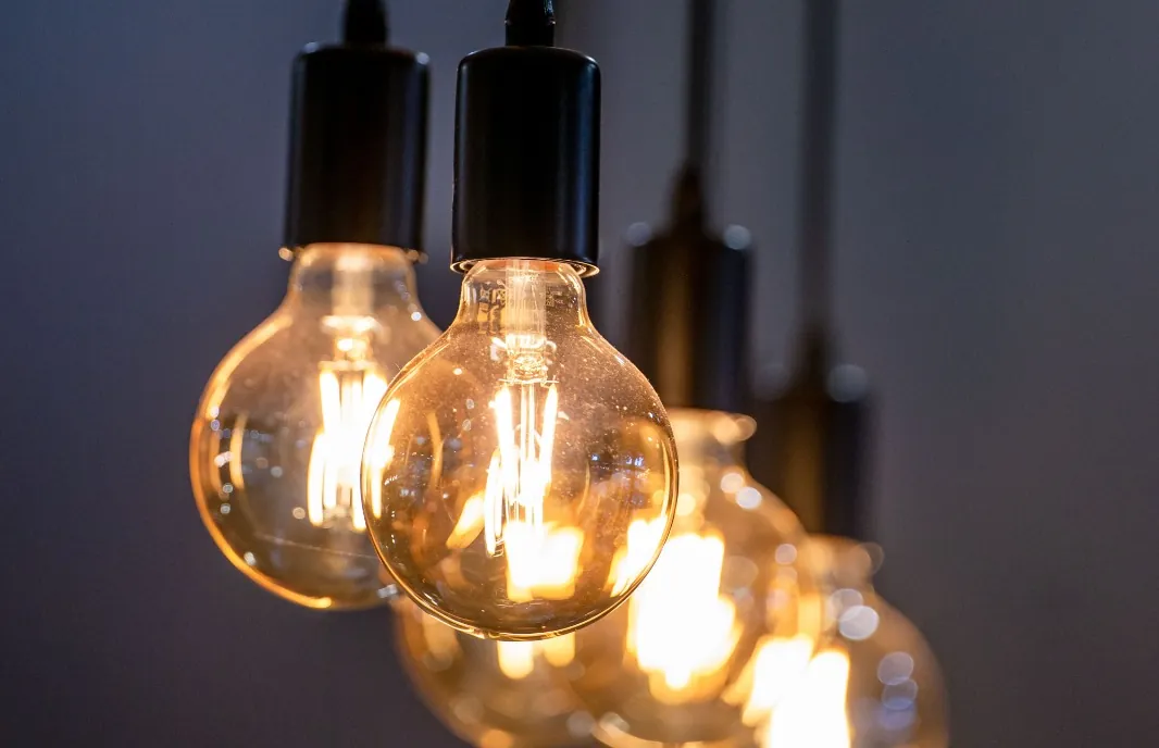 Conta de luz e alimentos pressionam inflação em SC enquanto preços recuam no país