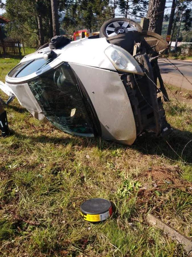 Capotamento deixa motorista com ferimentos graves na SC-355