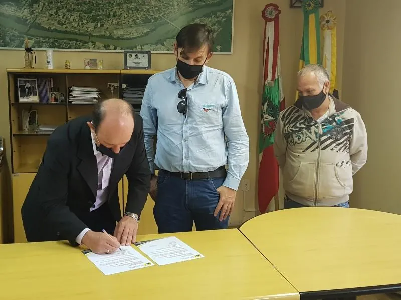 Prefeito Mauro Martini assina ordem de serviço para recapeamento de ruas de Herval d’Oeste