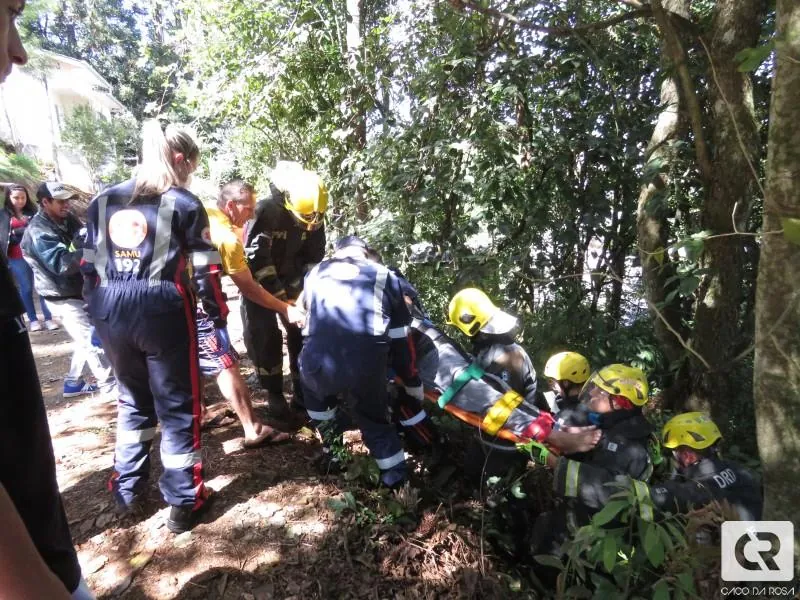 Pai e filho ficam feridos após carro despencar em barranco