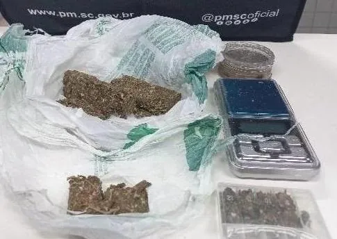 Três adolescentes foram apreendidos com drogas próximo a escola em Joaçaba