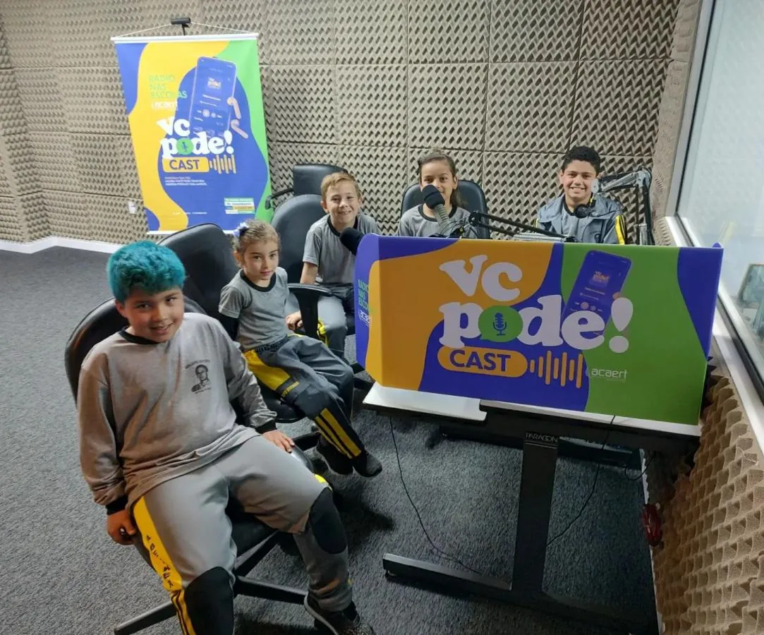 Alunos da Escola Adolfo Becker encerraram a Semana Estadual do Rádio gravando um podcast