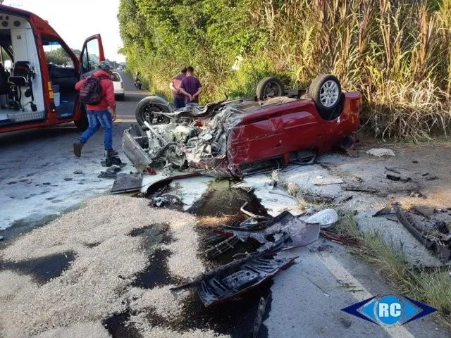 Veículo capota após colisão e deixa três feridos na SC-150