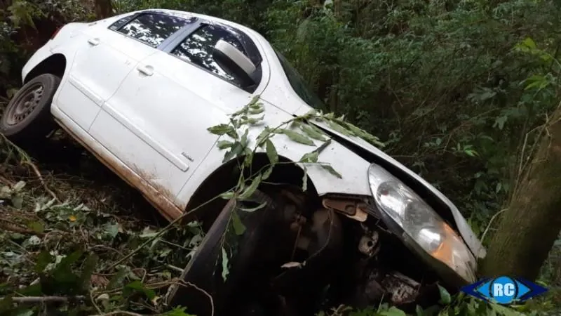 Jovem fica ferido após veículo despencar em ribanceira na SC-150