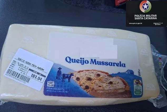 Homem é preso ao ser flagrado com queijo furtado de supermercado